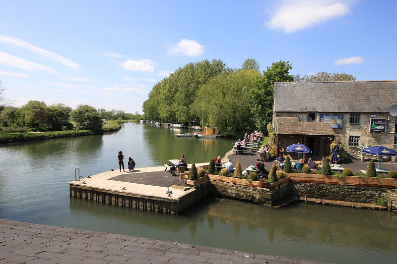 Lechlade Accommodation/Bed/Breakfast/Swindon | Riverside Pub, Lechlade ...