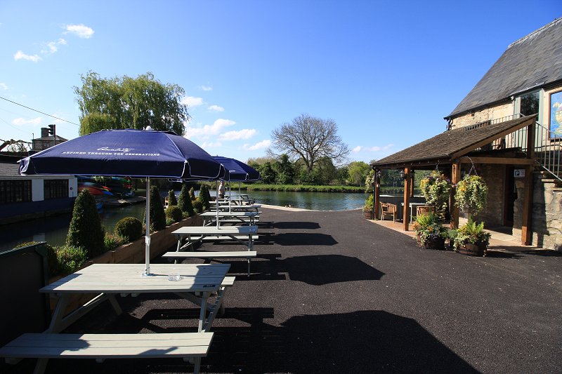 Lechlade Accommodation/Bed/Breakfast/Swindon | Riverside Pub, Lechlade ...