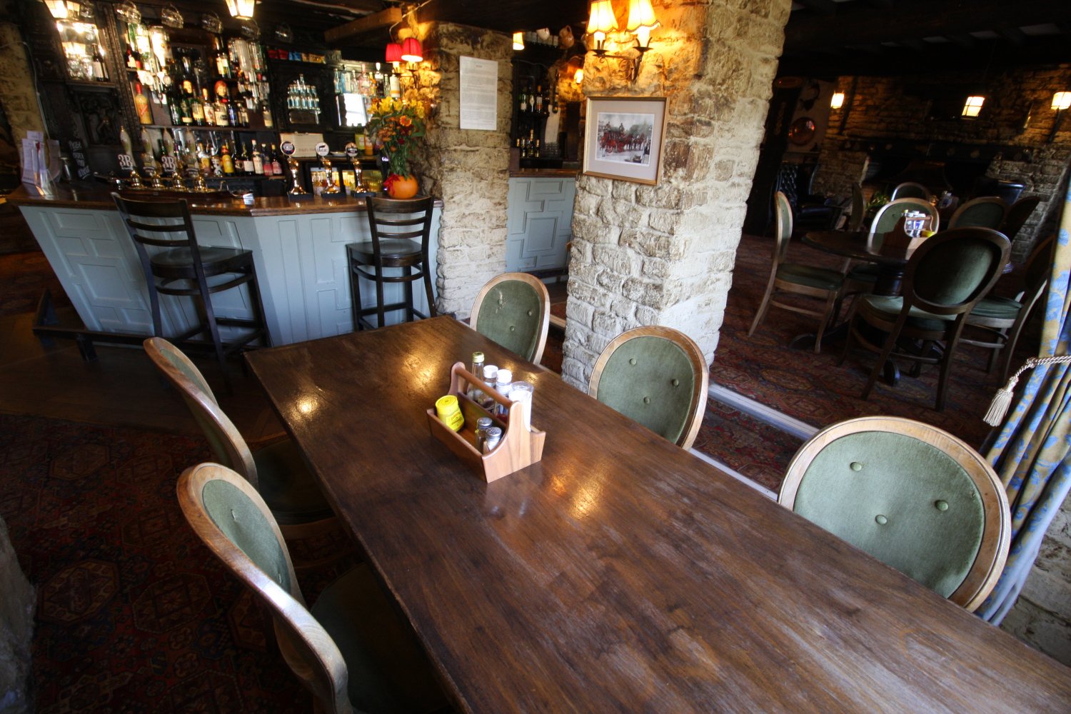 The Highwayman pub food & Sunday lunch near Cirencester on the A417